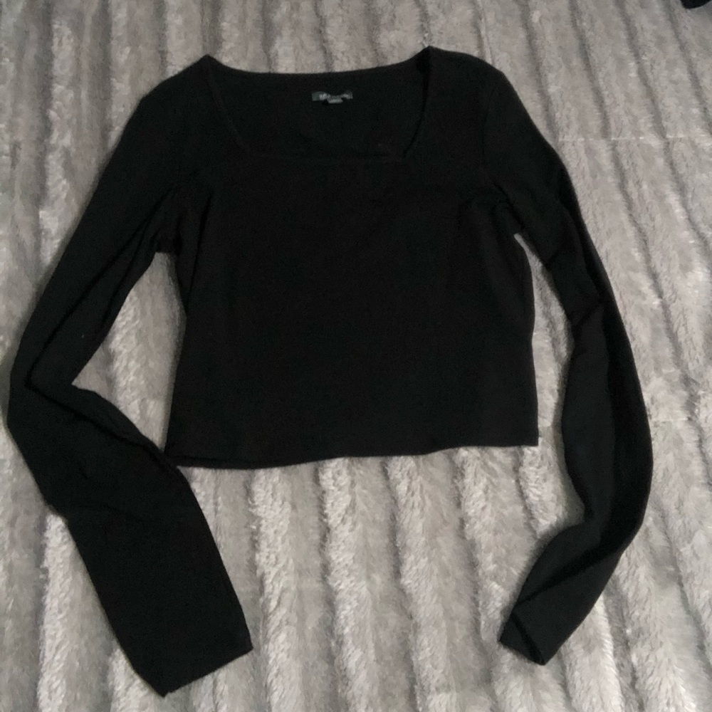 black, long sleeve crop top